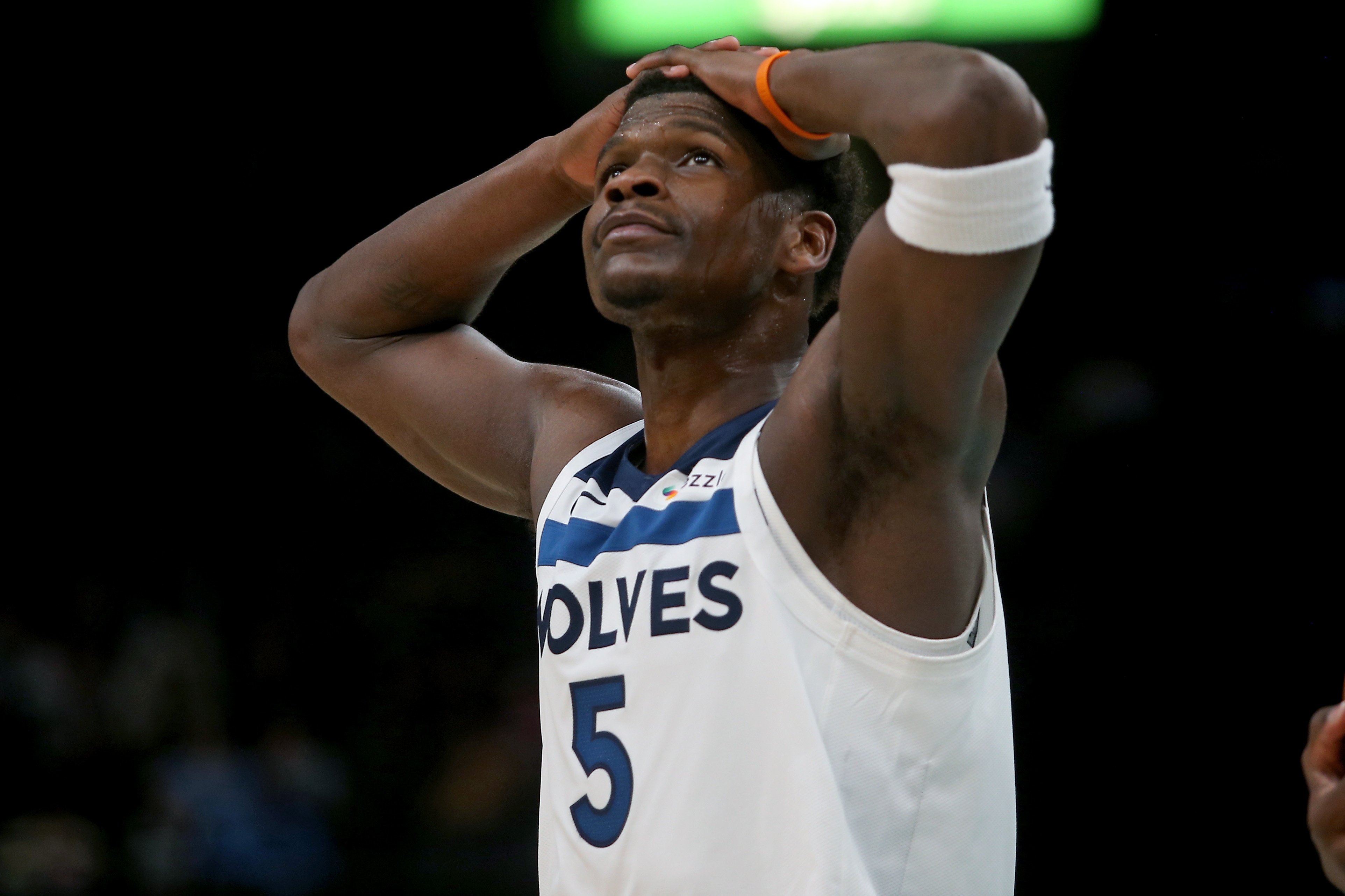 开云体育官网登录-毫无状态！爱德华兹15中3&amp;三分球7中0仅拿8分2板3助2断1帽